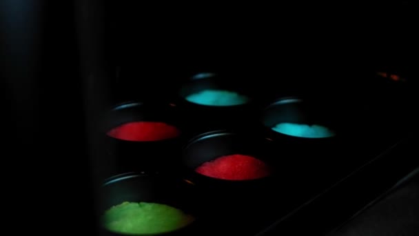 Выпекать олово с цветным тестом — стоковое видео