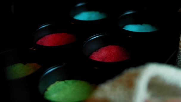 Piec puszkę z kolorowym ciastem — Wideo stockowe