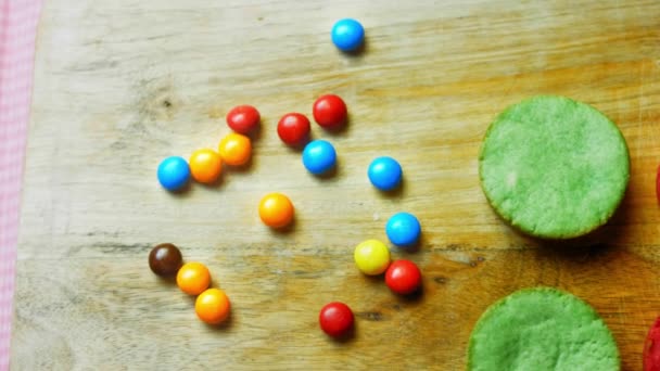 Puse los caramelos de colores sobre la mesa — Vídeo de stock