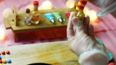Hamurun iki parçasını kremayla yapıştırın. Meksika Sombrero kurabiyeleri üç renkli.