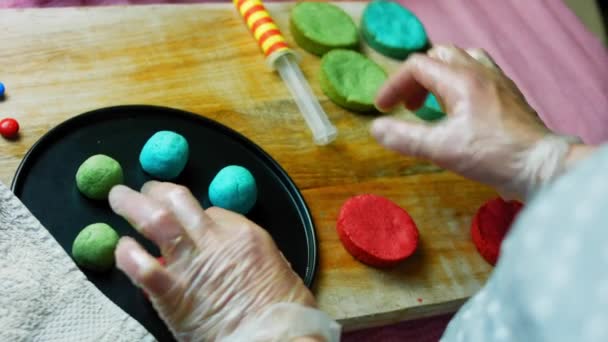 Lijm twee delen van het deeg met glazuur. Mexicaanse Sombrero koekjes in drie kleuren — Stockvideo