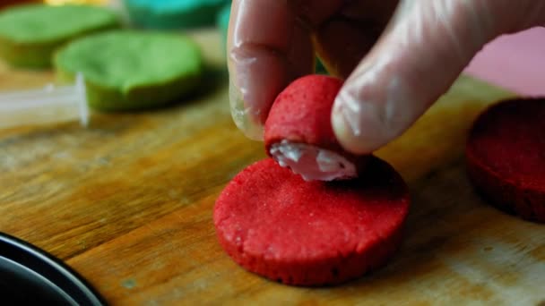 Collez deux parties de la pâte avec du glaçage. Biscuits mexicains Sombrero en trois couleurs. Prise de vue macro — Video