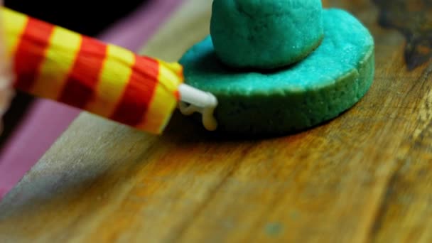 Ik teken lijnen met glazuur op Mexicaanse Sombrero koekjes in drie kleuren. Macro-schieten — Stockvideo