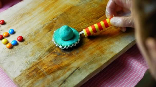 Je dessine des lignes avec glaçure aux biscuits mexicains Sombrero en trois couleurs. Prise de vue macro — Video