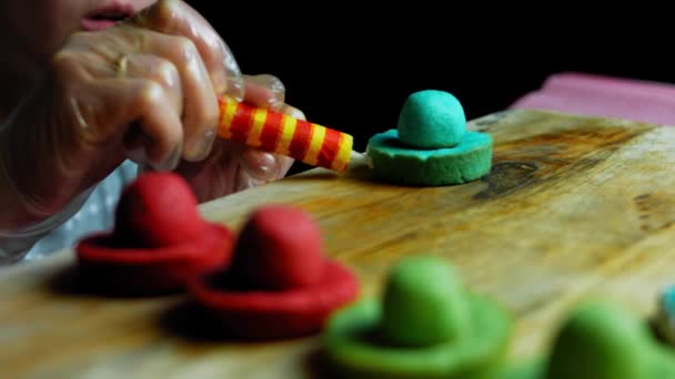 Je dessine des lignes avec glaçure aux biscuits mexicains Sombrero en trois couleurs — Video