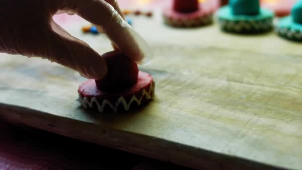 Rysuję linie z glazurą w meksykańskich ciasteczkach Sombrero w trzech kolorach — Wideo stockowe