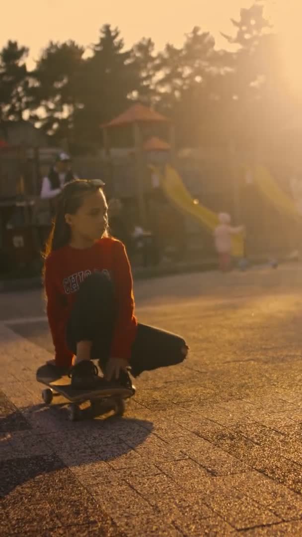 La petite fille est un modèle professionnel posant. Un penboard est utilisé — Video