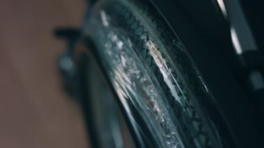 Engelliler için yeni kurulmuş tekerlekli sandalye