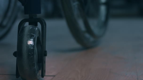 Silla de ruedas para discapacitados recién montada — Vídeo de stock