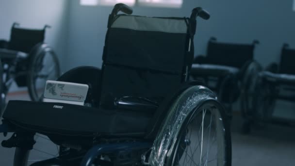 Silla de ruedas para discapacitados recién montada — Vídeo de stock