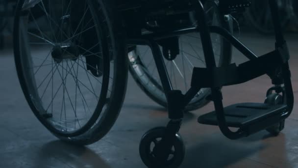 Nieuw gemonteerde rolstoel voor gehandicapten — Stockvideo