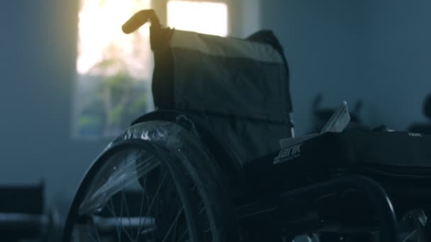 Sedia a rotelle recentemente assemblata per disabili — Video Stock