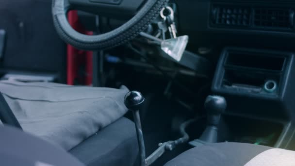 Engelliler için araba. Arabanın ön cam göstergesi — Stok video
