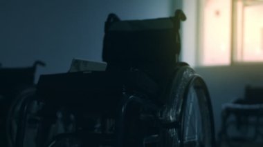 Engelliler için yeni yapılmış tekerlekli sandalye. Odanın kötü durumu, bozuk reçeller.