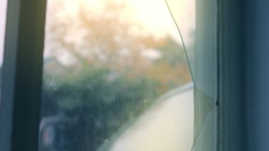 Engelliler için yeni yapılmış tekerlekli sandalye. Odanın kötü durumu, bozuk reçeller.