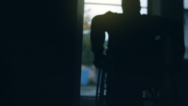 Personen med rullstol kommer in i rummet — Stockvideo