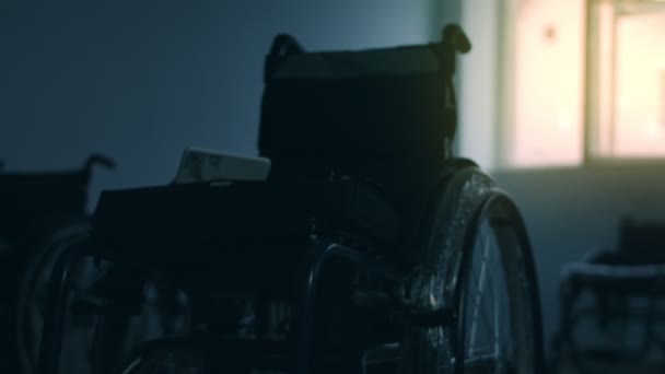 Nieuw gemonteerde rolstoel voor gehandicapten. Rampzalige toestand van de kamer, gebroken jam — Stockvideo