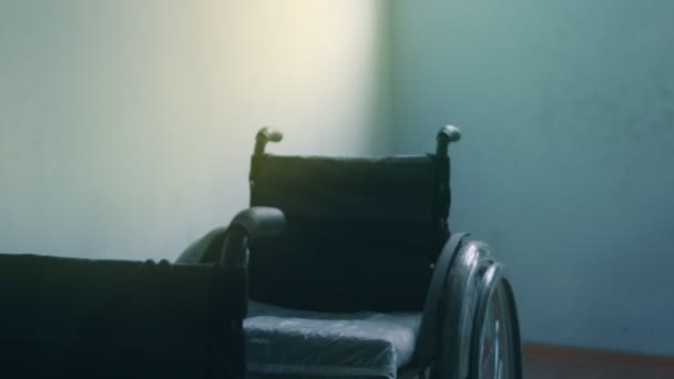 Újonnan összeállított kerekesszék fogyatékosoknak. Katasztrofális állapot a szobában, törött dugók — Stock videók