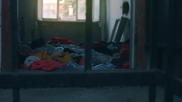 Катастрофическое состояние комнаты, сломанные джемы. Одежда для гуманитарной помощи — стоковое видео