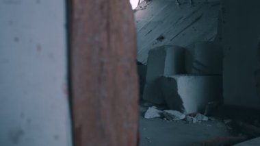 Odanın kötü durumu, bozuk reçeller.