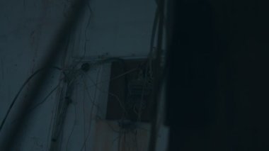 Engelliler için yeni yapılmış tekerlekli sandalye. Odanın kötü durumu, bozuk reçeller.