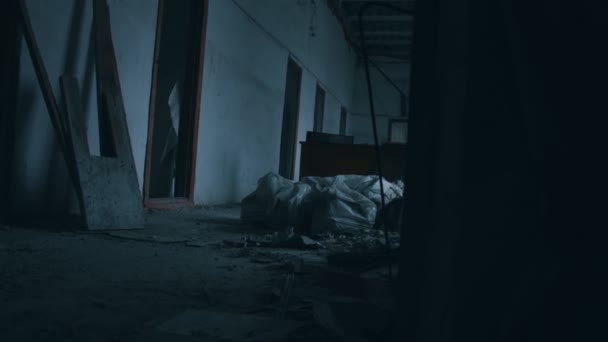 Katasztrofális állapot a szobában, törött dugók — Stock videók