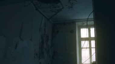 Engelliler için yeni yapılmış tekerlekli sandalye. Odanın kötü durumu, bozuk reçeller.