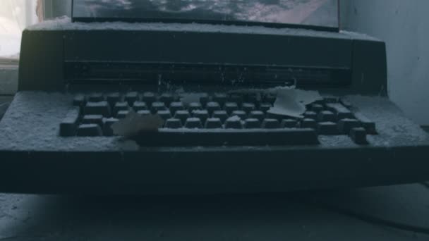 Bad typewriter. It has many traces of cobwebs and spider webs — Stock Video