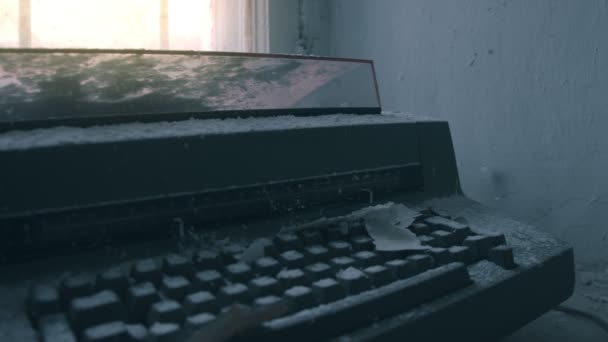 Mala máquina de escribir. Tiene muchos rastros de telarañas y telarañas — Vídeo de stock