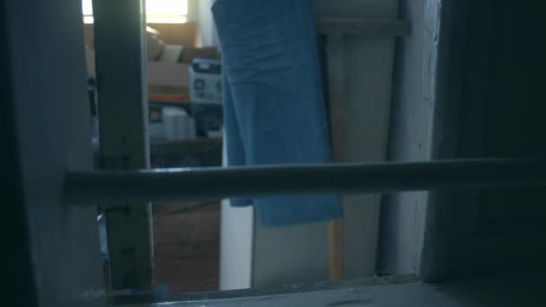 Окно тюремного питания. Катастрофическое состояние комнаты, сломанные джемы — стоковое видео