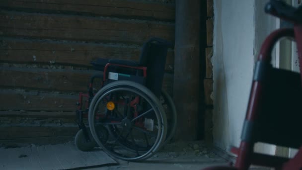 Nowo zmontowany wózek inwalidzki dla osób niepełnosprawnych. Katastrofalny stan pokoju, potłuczone dżemy — Wideo stockowe