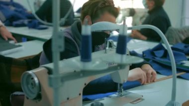 Özürlü insanlar özel giysiler dikerler.