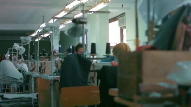 Pessoas com deficiência costurar roupas especializadas — Vídeo de Stock