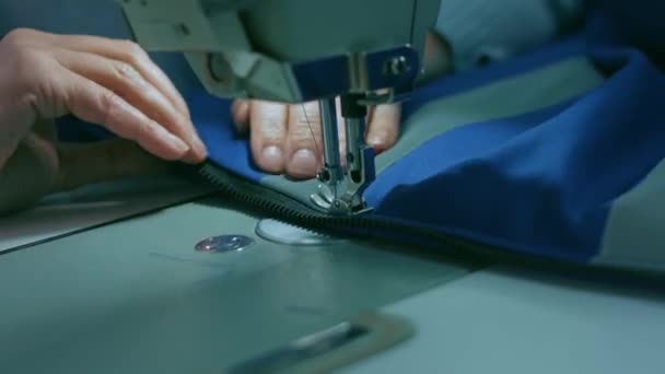 残疾人缝制的特殊服装 — 图库视频影像