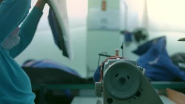 Özürlü insanlar özel giysiler dikerler.