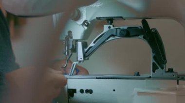 Özürlü insanlar özel giysiler dikerler.