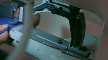 Özürlü insanlar özel giysiler dikerler.