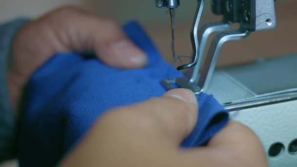 Люди з обмеженими можливостями шиють спеціалізований одяг — стокове відео