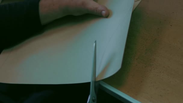 El hombre corta la máquina de coser con tijeras — Vídeos de Stock
