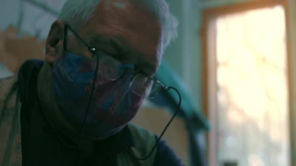 A szemüveges férfi dolgozik. Mély érzelmi portré forgatás — Stock videók
