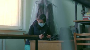 Engelli kadın fabrikada çalışıyor. Materyal kes