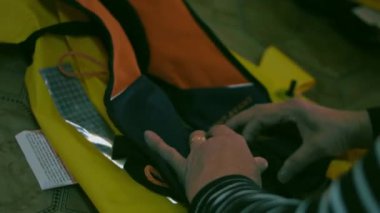 Hanımefendi özel kıyafetleri ayarlar. Dikiş fabrikası