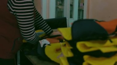 Hanımefendi özel kıyafetleri ayarlar. Dikiş fabrikası