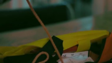 Hanımefendi özel kıyafetleri ayarlar. Dikiş fabrikası