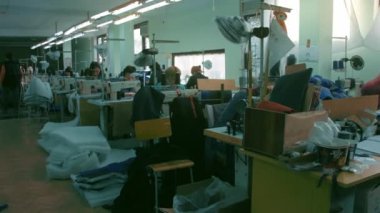 Özürlü insanlar özel giysiler dikerler.