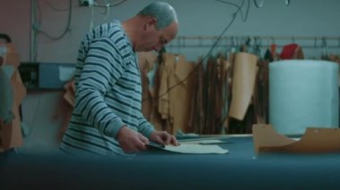 Gözlüklü adam çalışıyor. Derin duygusal portre çekimi