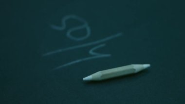 Tebeşir malzemesi çiziyorum. Dikiş fabrikasında çalışıyorum.