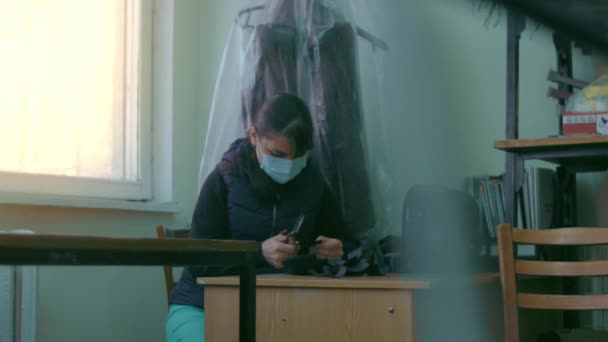 Engelli kadın fabrikada çalışıyor. Materyal kes — Stok video