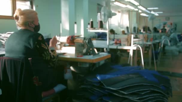 Mensen met een handicap naaien gespecialiseerde kleding — Stockvideo