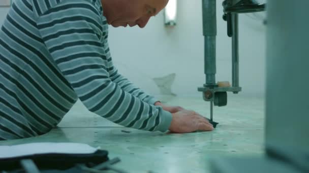 De professional snijdt het materiaal op de snijmachine — Stockvideo
